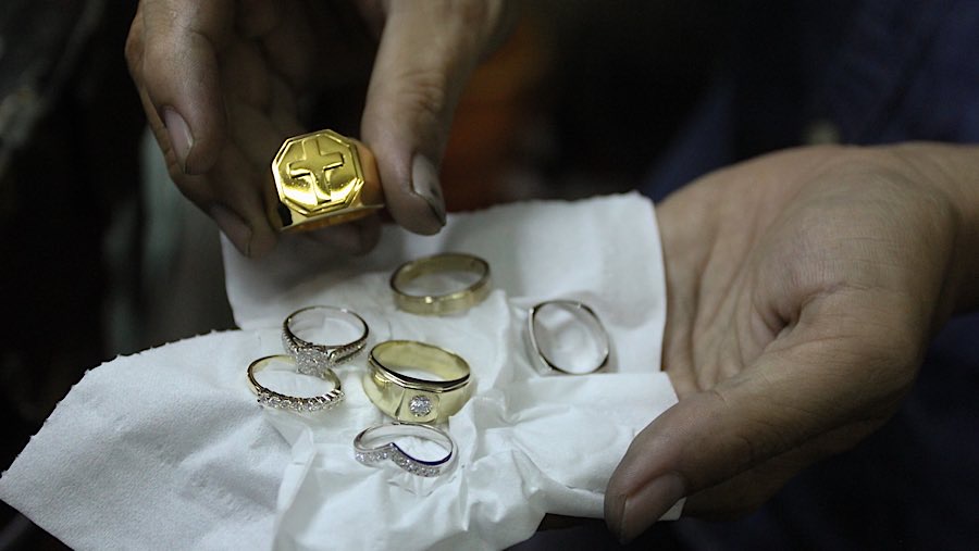 Cincin yang rusak atau jasa sepuh rmas juga dapat dilakukan ditempat ini.. (Bloomberg Technoz/Andrean Kristianto)