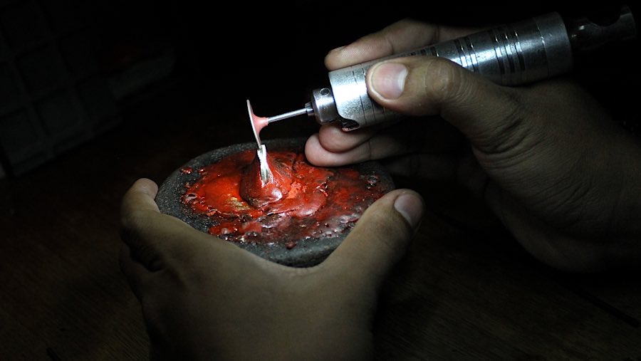 Pasangan lebih memilih menciptakan perhiasan unik yang menggambarkan kisah cinta, kepribadian dan sesuau gaya. (Bloomberg Technoz/Andrean Kristianto)