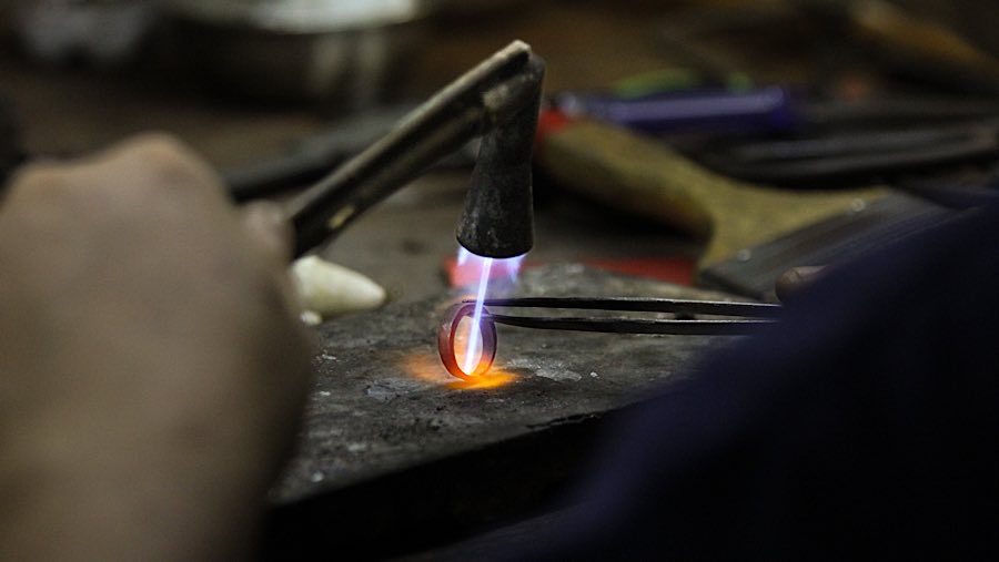 Tren cincin pernikahan dengan desain khusus semakin populer dalam beberapa tahun terakhir. (Bloomberg Technoz/Andrean Kristianto)