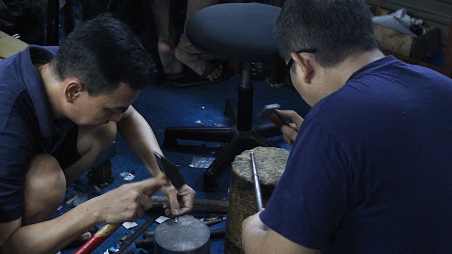 Selain menbuat cincin di tenpat ini juga banyak memberikan jasa servis perhiasan. (Bloomberg Technoz/Andrean Kristianto)