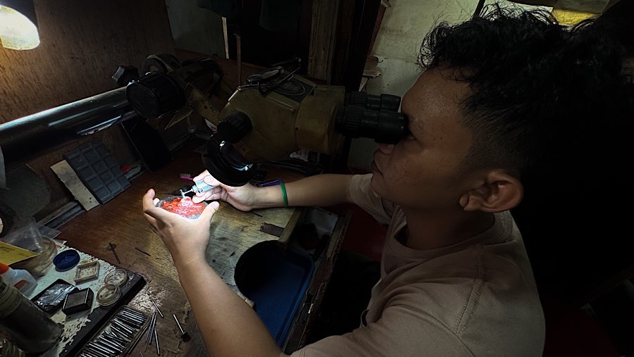 Para perajin menyelesaikan penmbuayan cincin dalam 3 hari meskipun 1 hari dapat selesai.. (Bloomberg Technoz/Andrean Kristianto)
