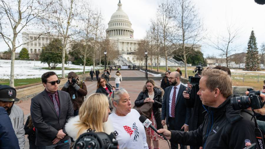 Representative Marjorie Taylor Greene, center left, and Micki Witthoeft, mother of Ashli Babbitt. (Sumber: Eric Lee/Bloomberg)