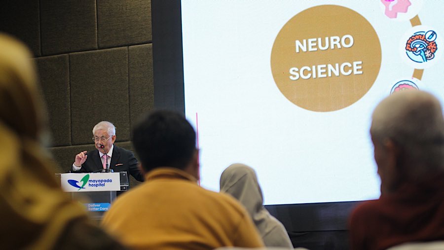 Prof. DR. dr. Satyanegara, Sp.BS saat seminar di Mayapada Hospital Jakarta Selatan, Sabtu (3/5/2025). (Bloomberg Technoz/Andrean Kristianto)