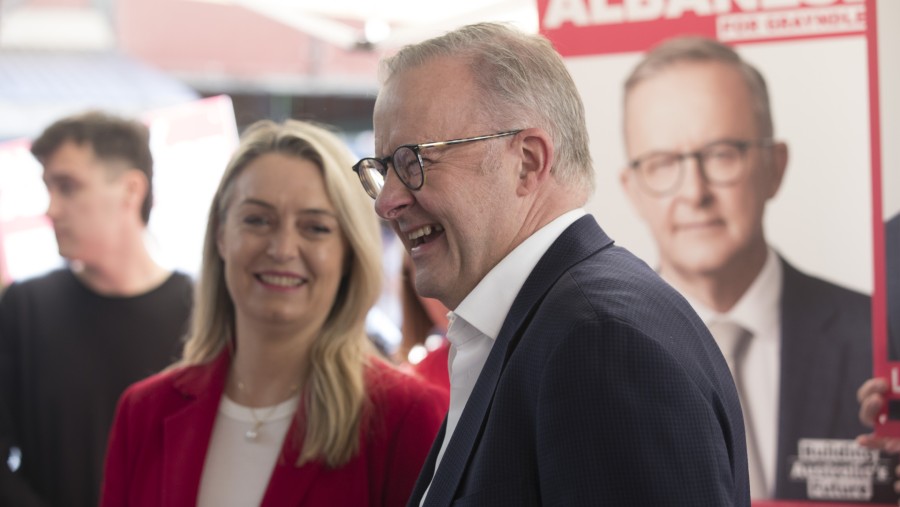 Anthony Albanese di tempat pemungutan suara di Sydney pada tanggal 3 Mei. (Fotografer: Brent Lewin/Bloomberg)
