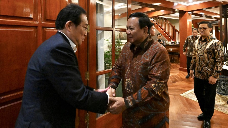 Presiden Prabowo Subianto menyambut eks PM Jepang Fumio Kishida di Kertanegara. (Dok Setpres RI)