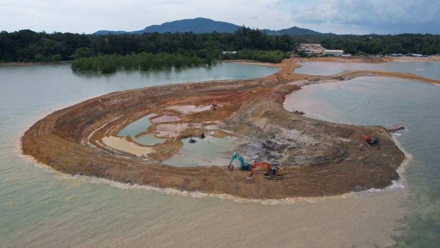 Lubang tambang timah di operasi PT Timah di Mentok, Pulau Bangka./Bloomberg-Dimas Ardian
