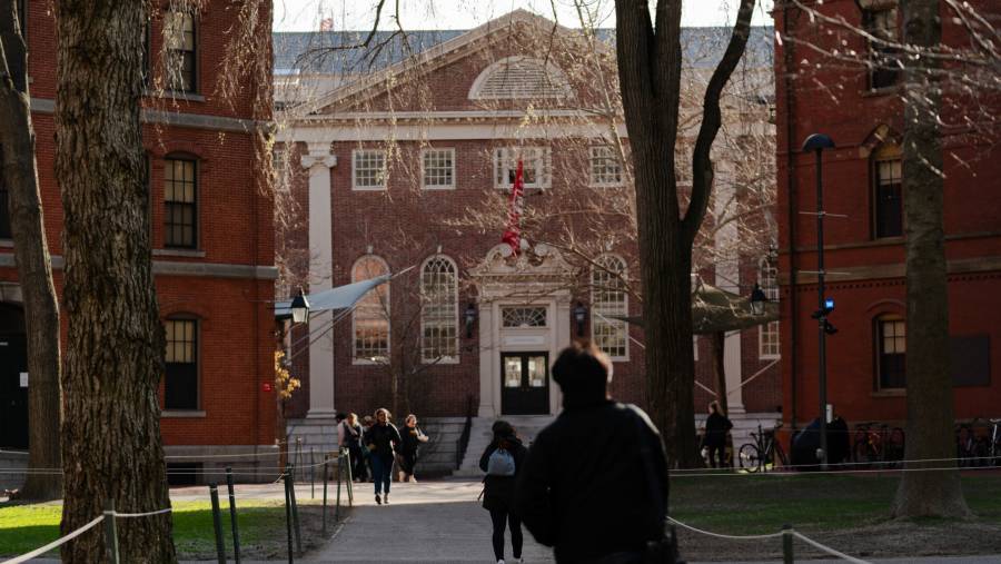 Kampus Universitas Harvard di Cambridge, Massachusetts. (Sophie Park/Bloomberg)