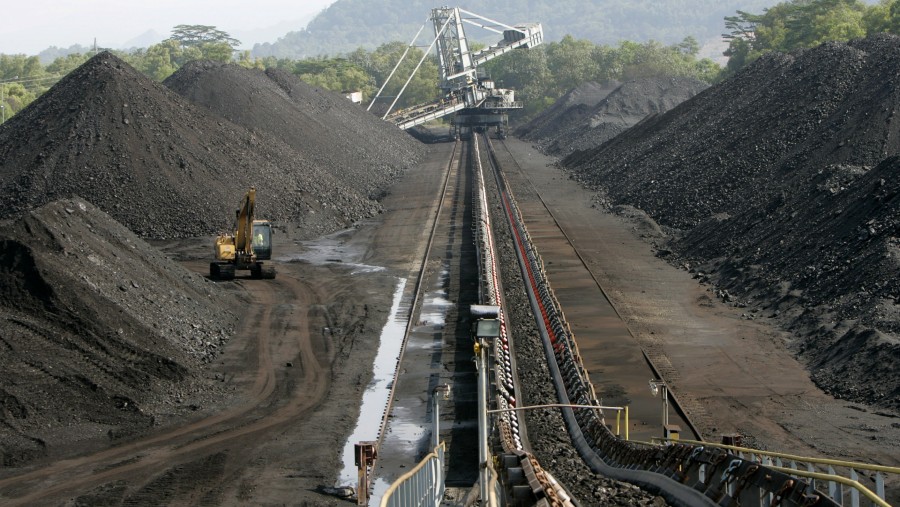 Batubara dipindahkan menggunakan ban berjalan di tambang batu bara terbuka PT Bukit Asam di Tanjung Enim, Sumatra Selatan./Bloomberg-Dadang Tri