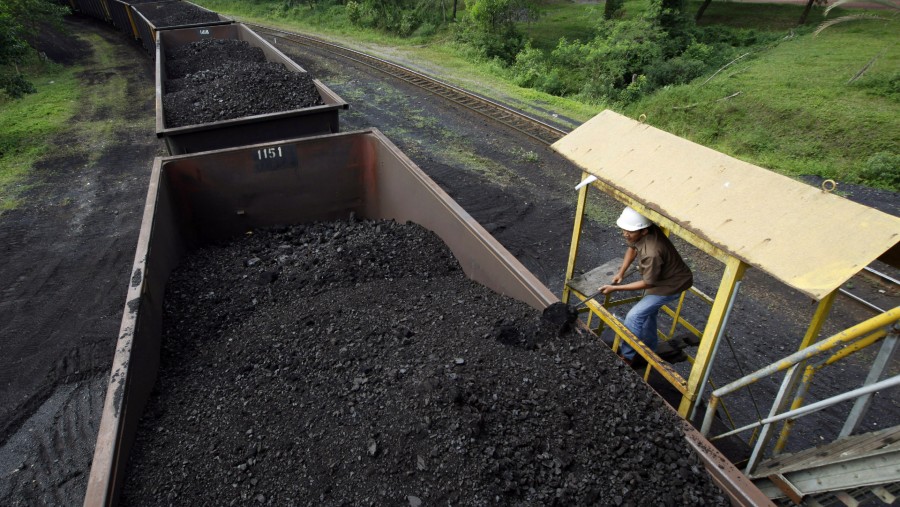 Seorang pekerja mengambil sampel batu bara dari kereta api di tambang batu bara terbuka PT Bukit Asam di Tanjung Enim./Bloomberg-Dadang Tri