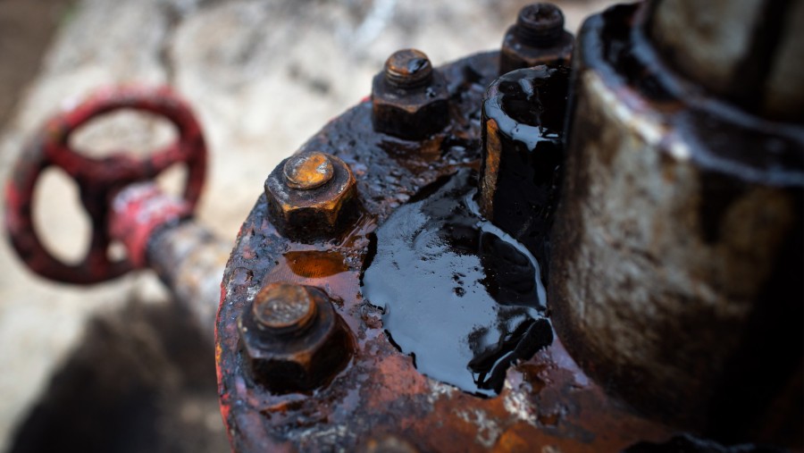 Crude oil leaks from an oil pumping jack in an oil field./Bloomberg-Andrey Rudakov
