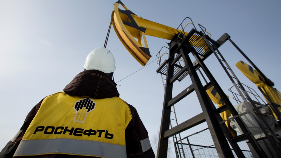Pekerja memeriksa dongkrak pemompaan minyak di lokasi pemompaan, yang dioperasikan oleh Rosneft PJSC di Rusia./Bloomberg-Andrey Rudakov
