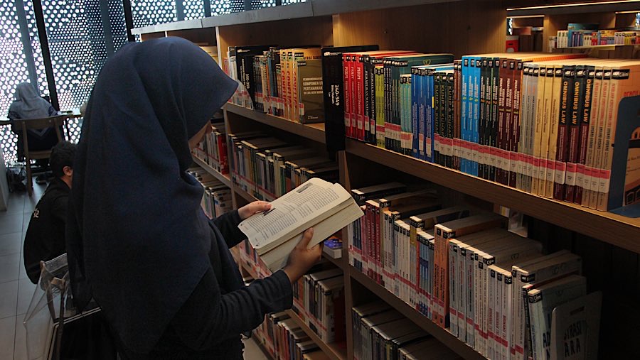 Perpustakaan bukan hanya tempat meminjam dan membaca buku, tetapi juga menjadi ruang interaksi sosial. (Bloomberg Technoz/Andrean Kristianto)