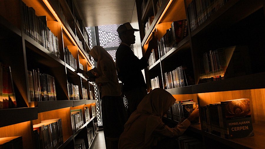 Rencananya jam layanan perpustakaan  yang dikelola Pemprov Jakarta akan buka hingga 22.00 WIB.  (Bloomberg Technoz/Andrean Kristianto)