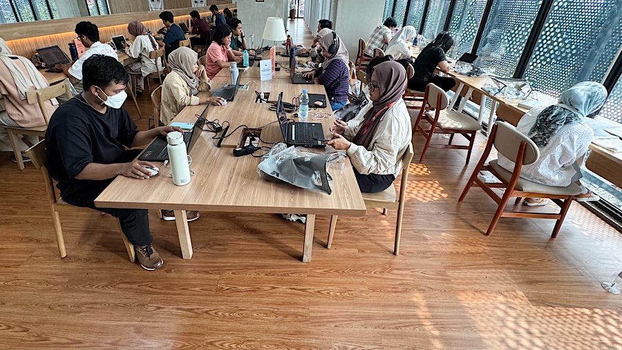 Pengunjung bermain laptop di Perpustakaan Jakarta, Taman Ismail Marzuki, Selasa (6/5/2025). (Bloomberg Technoz/Andrean Kristianto)