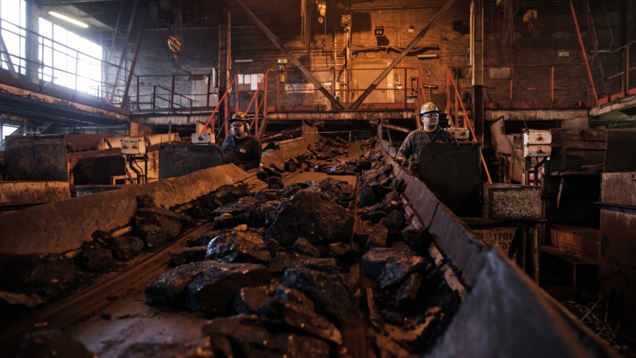 Large lumps of coking coal move along a conveyor belt in a processing facility./Bloomberg-Bartek Sadowski