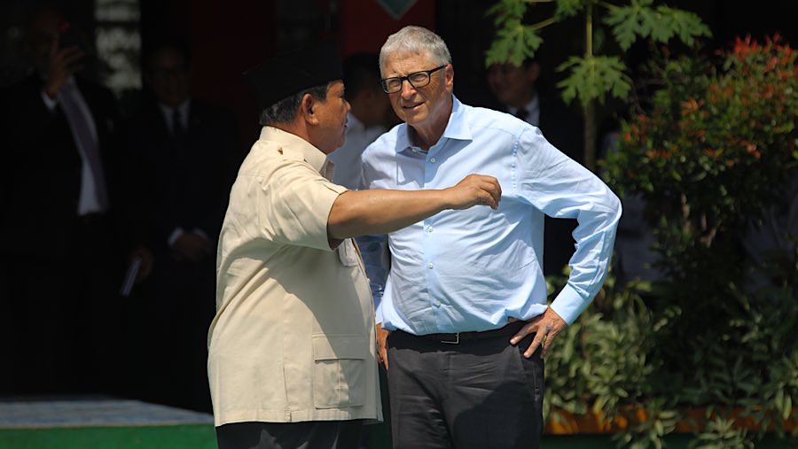 Presiden Prabowo Subianto dan Pendiri Gates Foundation, Bill Gates di SDN Jati 03 Pulo Asem, Rabu (7/5/2025). (Bloomberg Technoz/Andrean Kristianto)