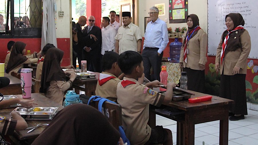 Presiden Prabowo Subianto dan Pendiri Gates Foundation, Bill Gates di SDN Jati 03 Pulo Asem, Rabu (7/5/2025). (Bloomberg Technoz/Andrean Kristianto)