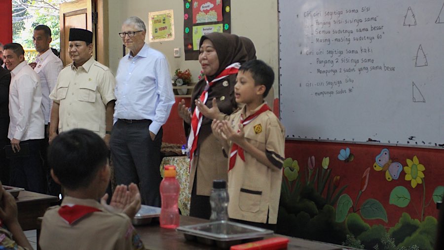 Presiden Prabowo Subianto dan Pendiri Gates Foundation, Bill Gates di SDN Jati 03 Pulo Asem, Rabu (7/5/2025). (Bloomberg Technoz/Andrean Kristianto)