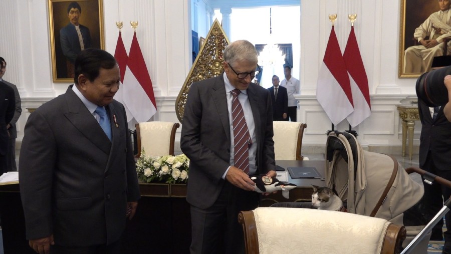 Bill Gates beri hadiah boneka Paus pada kucing Prabowo, Bobby Kertanegara. (Dok: Istana)
