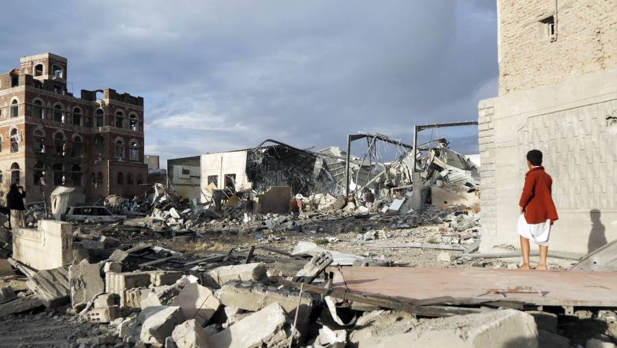 Puing-puing bangunan hancur akibat serangan udara AS di Sana'a, Yaman, 20 Maret 2025. (Mohammed Hamoud/Getty Images via Bloomberg)