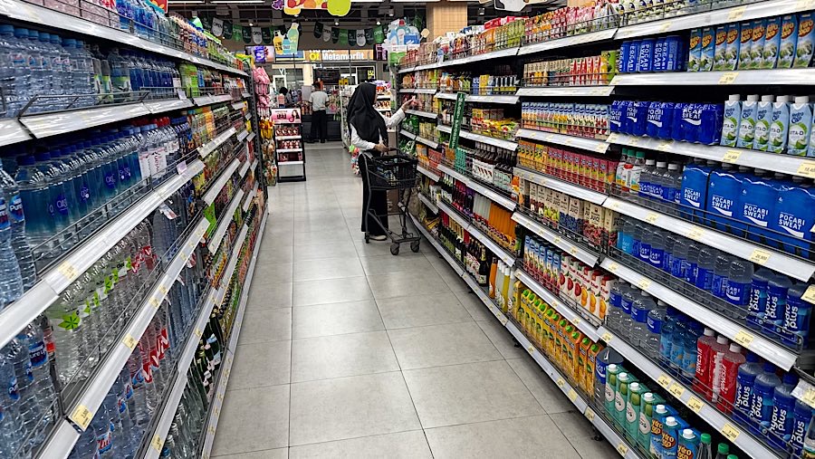 Pengunjung melihat produk yang dijual di GS Supermarket, Mampang, Jakarta, Rabu (7/5/2025). (Bloomberg Technoz/Andrean Kristianto)