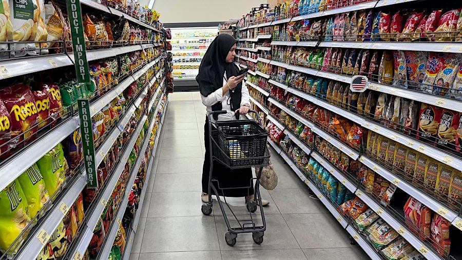 Pengunjung melihat produk yang dijual di GS Supermarket, Mampang, Jakarta, Rabu (7/5/2025). (Bloomberg Technoz/Andrean Kristianto)