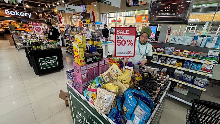 Pengunjung melihat produk yang dijual di GS Supermarket, Mampang, Jakarta, Rabu (7/5/2025). (Bloomberg Technoz/Andrean Kristianto)