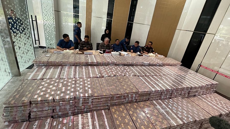 Kejaksaan agung menggelar konfrensi pers terkait TPPU perkebunan kelapa sawit yang dilakukan oleh PT Duta Palma Group. (Bloomberg Technoz/Azura Yumna)