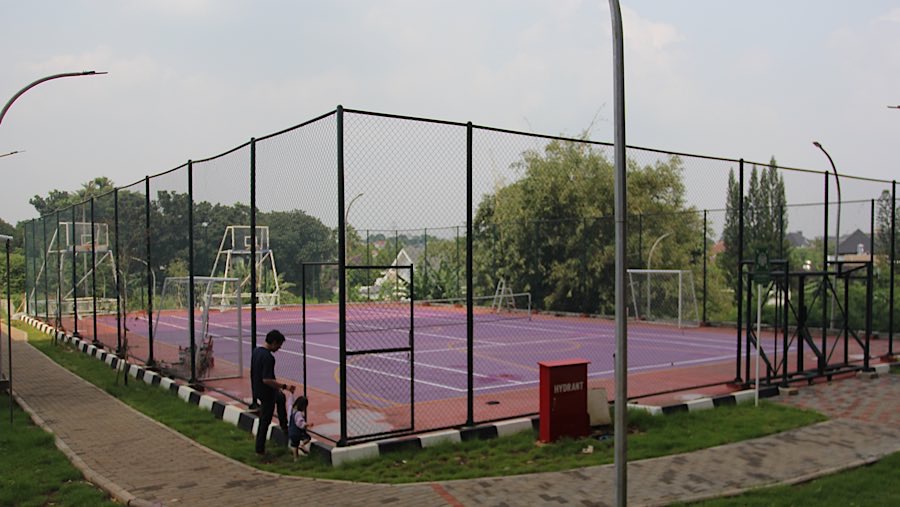 Selain itu terdapat juga lapangan olahraga yang dapat digunakan oleh penghuni Rusunawa Jagakarsa. (Bloomberg Technoz/Andrean Kristianto)