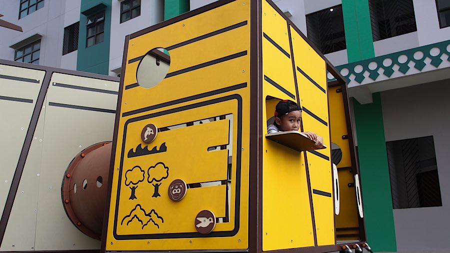 Anak bermain di fasilitas Rumah Susun Sederhana Sewa (Rusunawa) Jagakarsa, Jakarta, Kamis (8/5/2025). (Bloomberg Technoz/Andrean Kristianto)