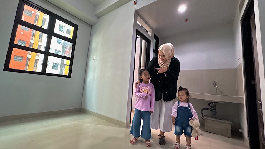 Warga mengunjungi unit contoh di Rumah Susun Sederhana Sewa (Rusunawa) Jagakarsa, Jakarta, Kamis (8/5/2025). (Bloomberg Technoz/Andrean Kristianto)