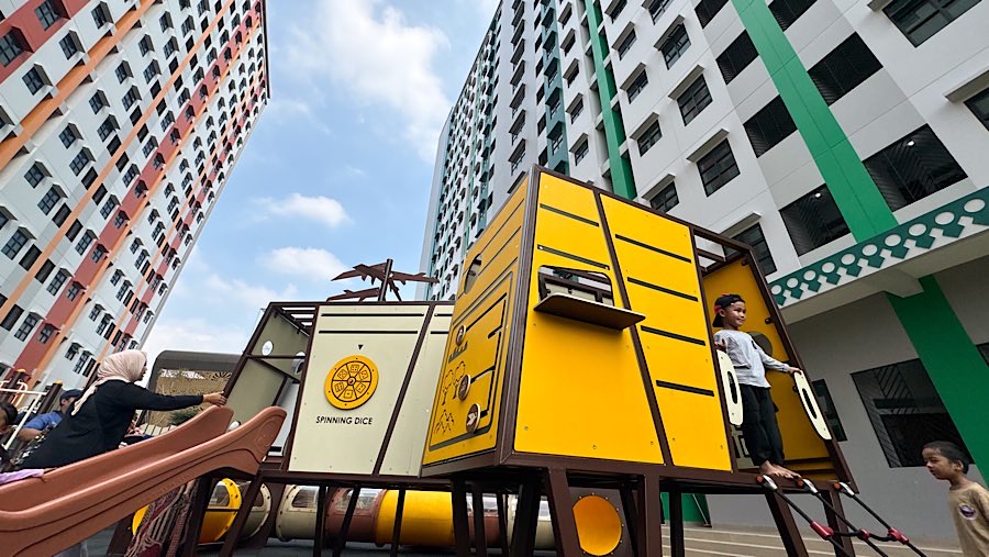 Salah satu fasilitas penunjang di Rusunawa Jagakarsa adalah taman bermain untuk anak. (Bloomberg Technoz/Andrean Kristianto)