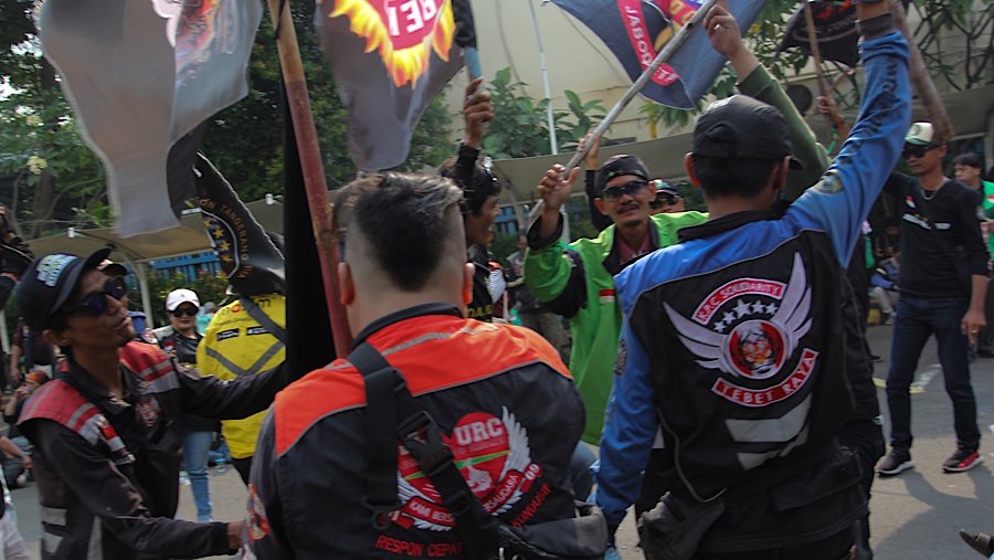 Driver ojol melakukan aksi unjuk rasa di depan gedung Kemenaker, Jakarta, Kamis (8/5/2025). (Bloomberg Technoz/Andrean Kristianto)