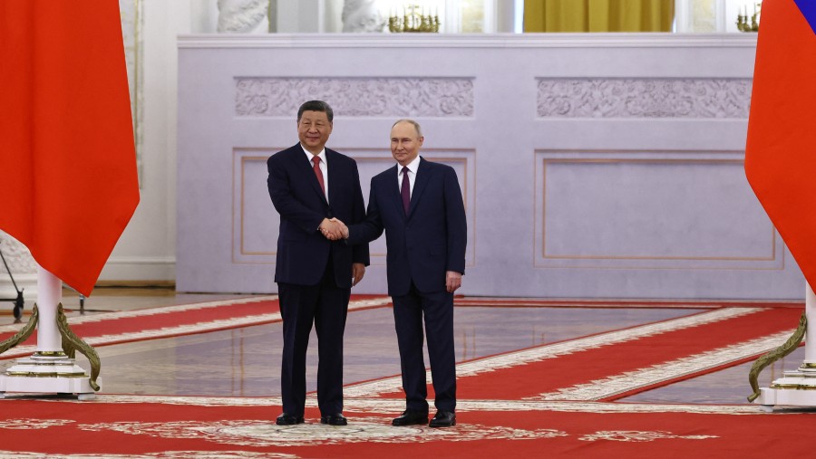 Presiden Rusia Vladimir Putin dan Presiden China Xi Jinping bertemu di Moskow, Kamis (8/5/2025). (Sumber: Bloomberg)