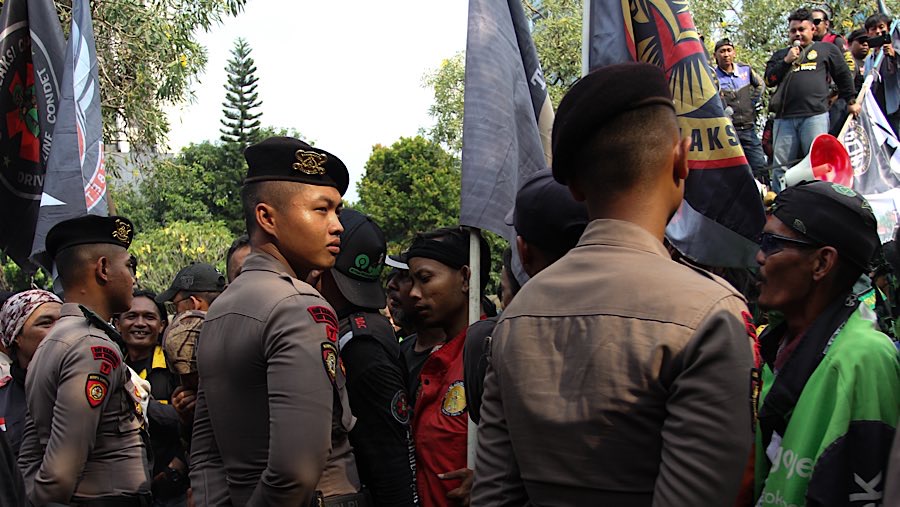 Serta meminta turunkan Menteri dan Wamen karena dianggap membuat kegaduhan di kalangan ojol. (Bloomberg Technoz/Andrean Kristianto)