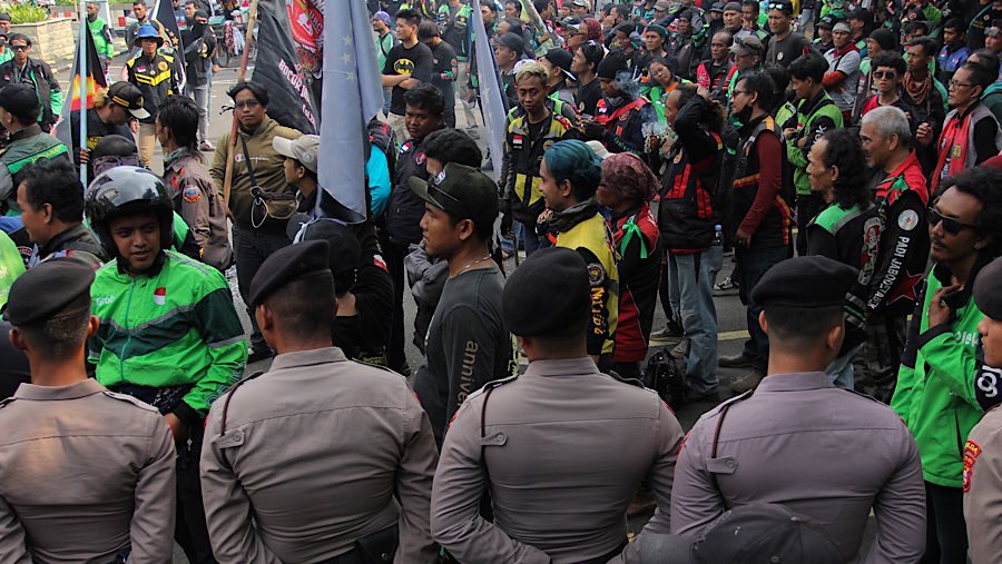 Mereka melakukan demo dengan mengenakan berbagai atribut khas ojol. (Bloomberg Technoz/Andrean Kristianto)
