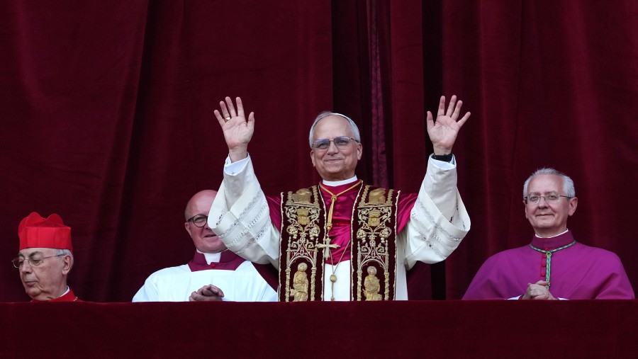 Paus Leo XIV yang baru terpilih muncul di balkon Basilika Santo Petrus di Vatikan pada 8 Mei. (Christopher Furlong/Getty Images via Bloomberg)