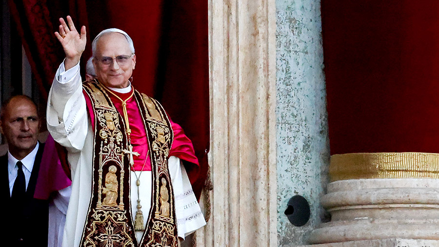 Paus Leo XIV muncul di balkon Basilika Santo Petrus, setelah menjadi paus Amerika pertama, di Kota Vatikan, Italia, pada Kamis, 8 Mei 2025.(Bloomberg)