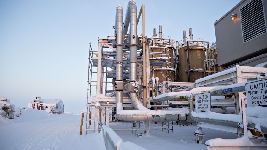 Pipa-pipa berada di luar fasilitas produksi di Proyek Pengembangan Caelus Energy LLC Oooguruk di Harrison Bay, Alaska, AS./Bloomberg-Daniel Acker