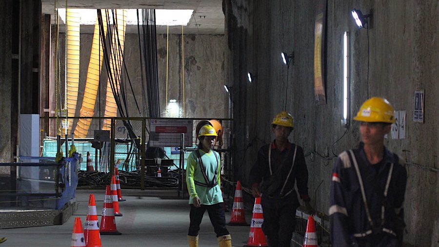Pembangunan MRT Jakarta Fase 2A merupakan kelanjutan dari operasional MRT Jakarta Fase 1. (Bloomberg Technoz/Andrean Kristianto)