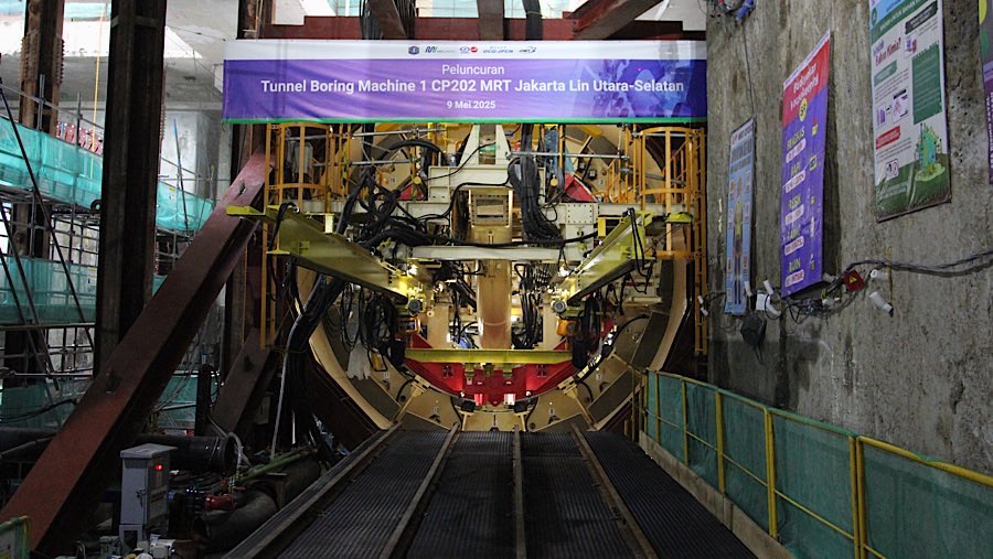 Hal ini ditandai dengan peluncuran mesin bor terowongan (Tunnel Boring Machine/TBM) 1 CP202 di proyek MRT Fase 2. (Bloomberg Technoz/Andrean)