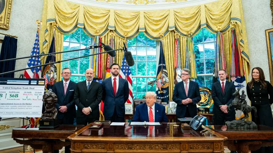 Trump mengumumkan kerangka perjanjian dagang dengan Inggris di Ruang Oval, Gedung Putih, Kamis (8/5/2025). (Bonnie Cash/UPI/Bloomberg).