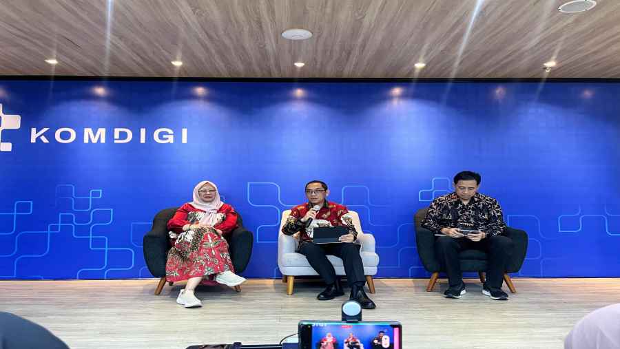 Dirjen Pengawasan Ruang Digital Komdigi Alexander Sabar (tengah). (Pramesti Regita Cindy/Bloomberg Technoz)