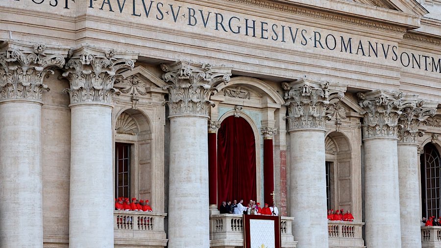 Paus Leo XIV di balkon Basilika Santo Petrus di Kota Vatikan, Italia, Kamis (8/5/2025). (Alessia Pierdomenico/Bloomberg)