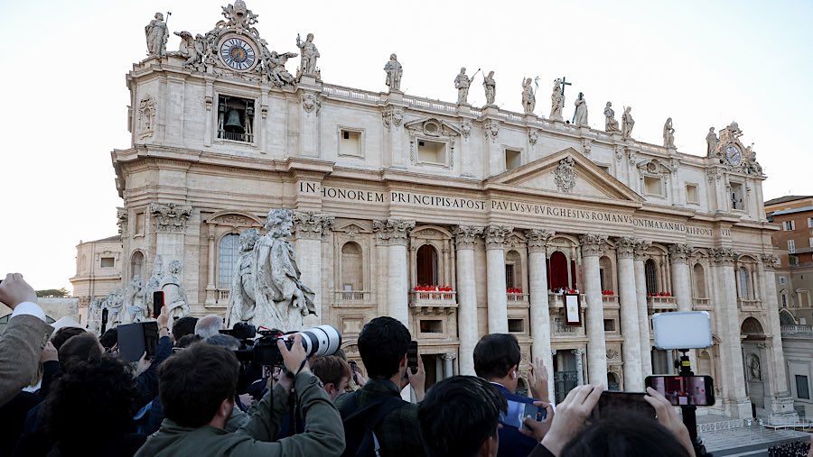Prevost, 69 tahun, memilih nama Leo XIV untuk masa kepausannya dan disambut oleh ribuan umat. (Alessia Pierdomenico/Bloomberg)