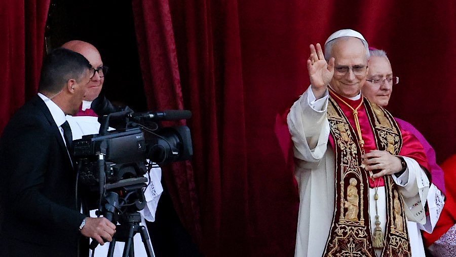 Paus Leo XIV di balkon Basilika Santo Petrus di Kota Vatikan, Italia, Kamis (8/5/2025). (Alessia Pierdomenico/Bloomberg)