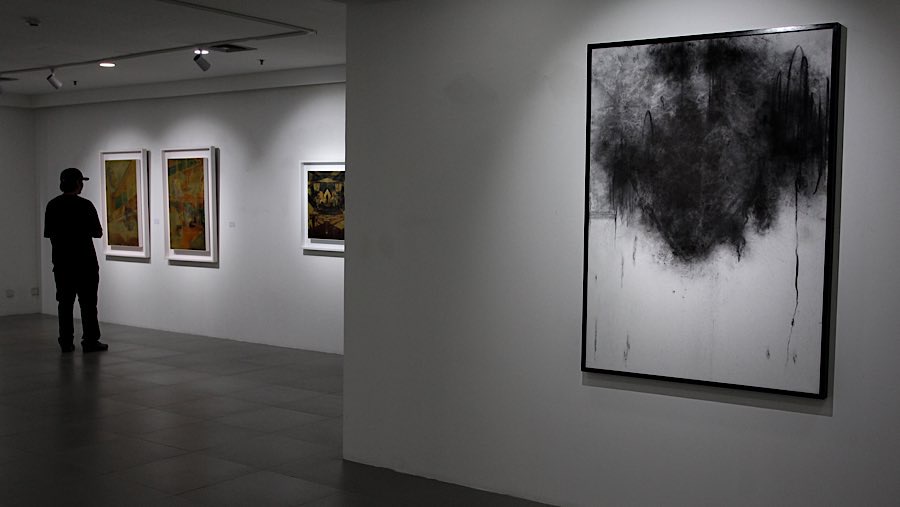 Karya seni yang ditampilkan  hasil refleksi mendalam atas lanskap dunia yang rusak akibat perubahan iklim dan krisis ekologis. (Andrean Kristianto)