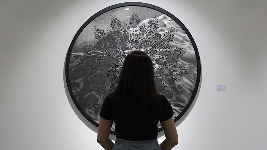 Pengunjung melihat karya seni bertajuk ‘Utopian Dreams: Dystopian World’ di Neo Gallery, Jumat (9/5/2025). (Bloomberg Technoz/Andrean Kristianto)