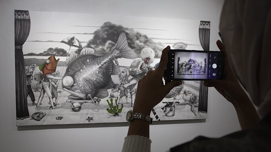 Lewat karya dua dimensi berbahan plat logam, sang seniman menghadirkan distopia sebagai kondisi liminal. (Bloomberg Technoz/Andrean Kristianto)