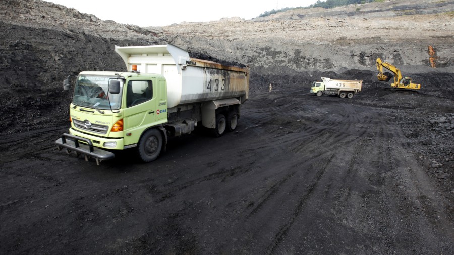 Alat berat beroperasi di tambang batu bara terbuka PT Bukit Asam di Tanjung Enim, Sumatra Selatan./Bloomberg-Dadang Tri